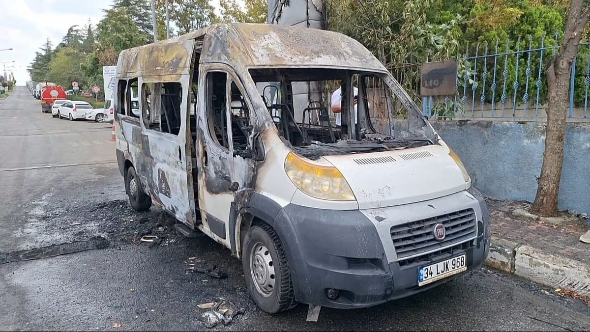 Ümraniye\'de Park Halindeki Minibüste Yangın