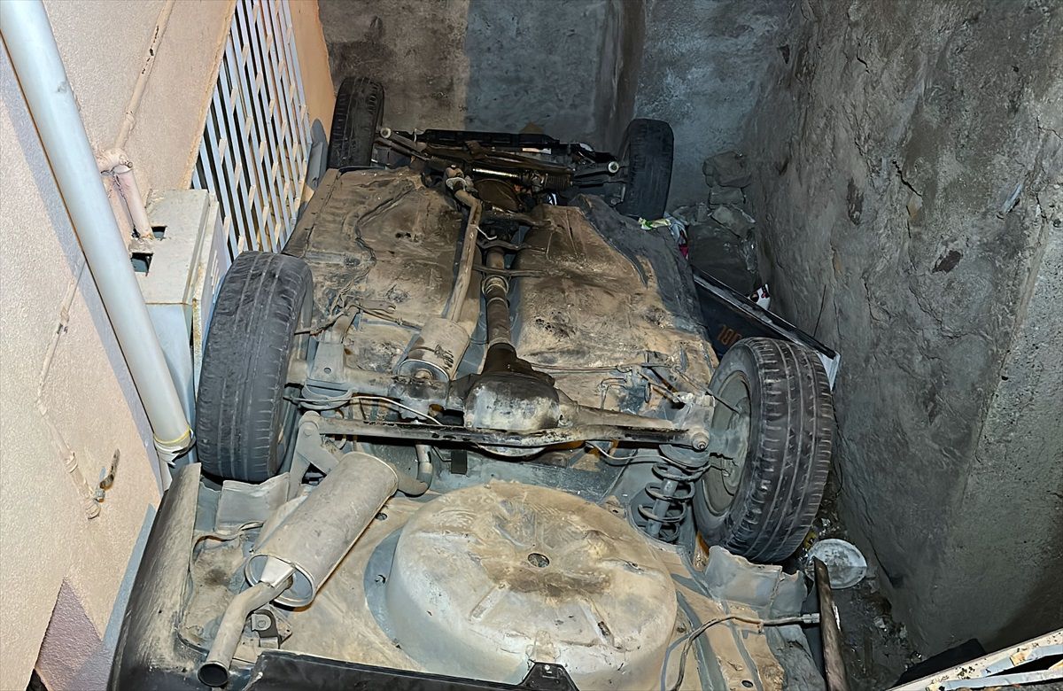 Uşak\'ta Otomobil Merdiven Boşluğuna Düştü