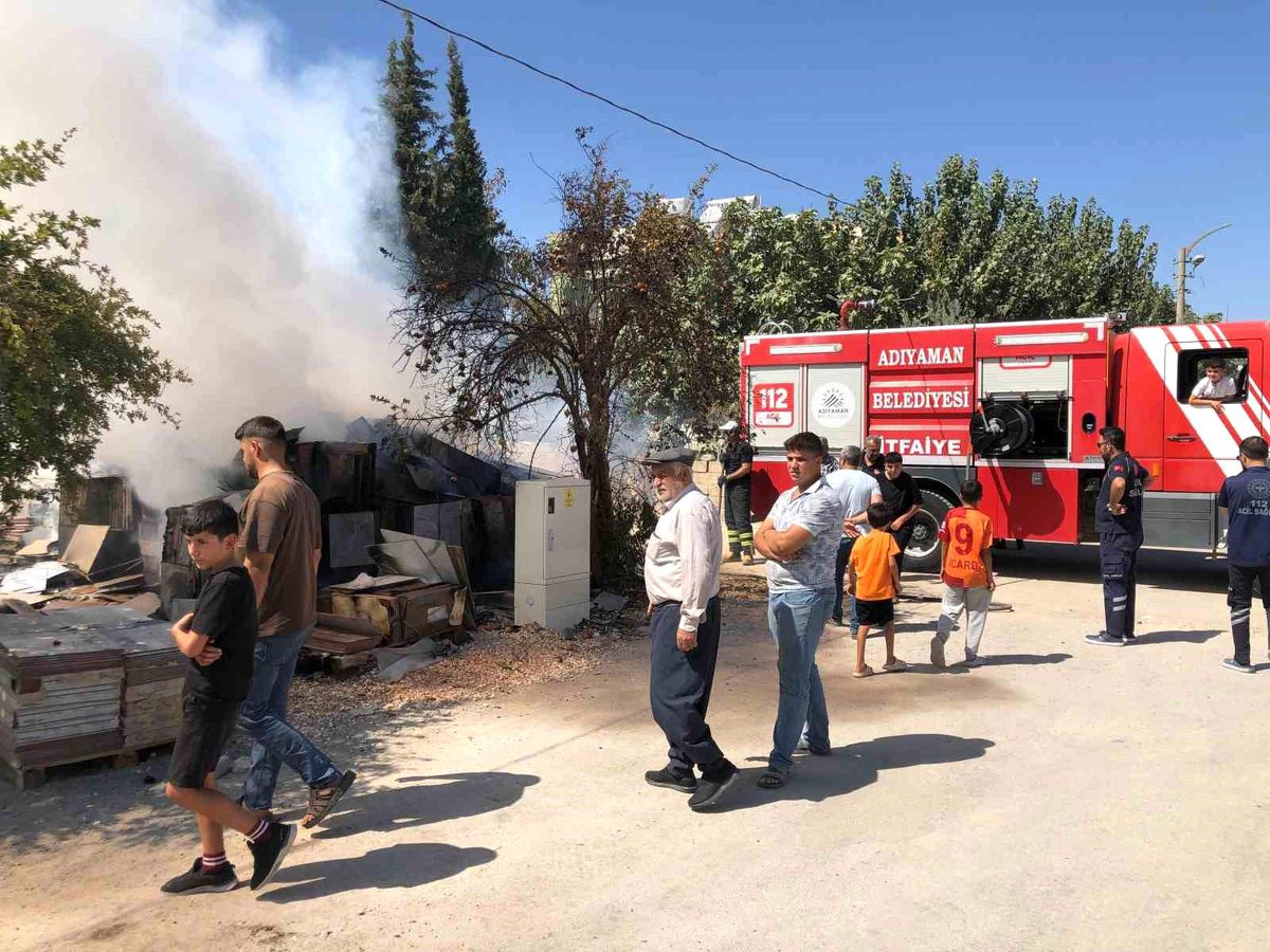 Adıyaman\'da Yangın: Yapı Malzemeleri Alev Alev Yandı