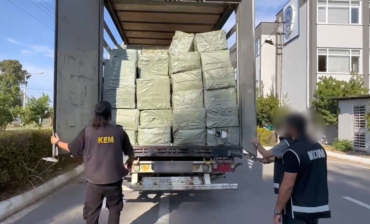 Mersin\'de 1 Milyon 286 Bin Kaçak Makaron Ele Geçirildi