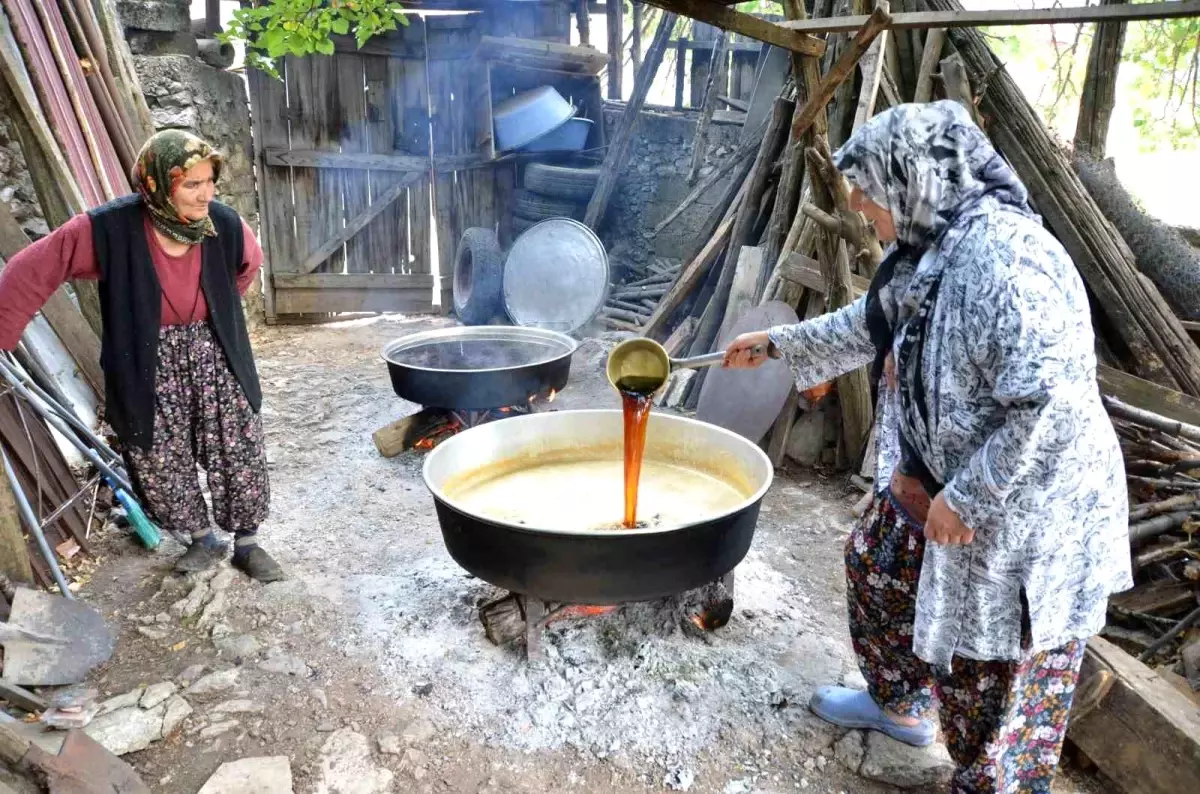 Antalya\'da Geleneksel Pekmez Yapımı