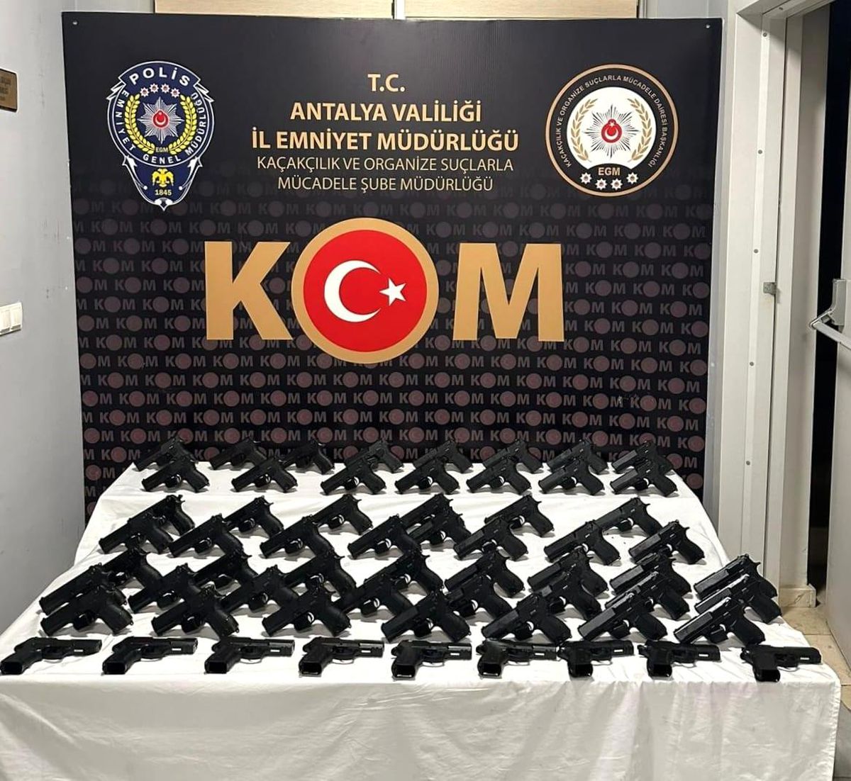 Antalya\'da Silah Kaçakçılığı Operasyonu
