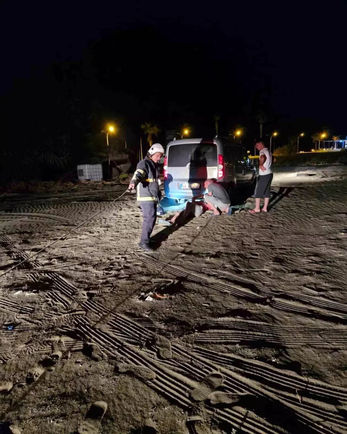 Hatay\'da Plajda Kuma Batan Araç İtfaiye Tarafından Kurtarıldı