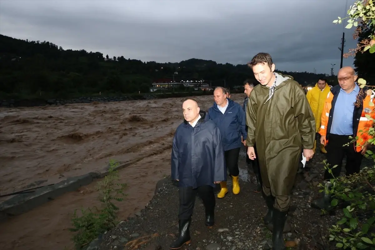 Artvin\'de Heyelan ve Taşkınlar 32 Köy Yolunu Kapatı