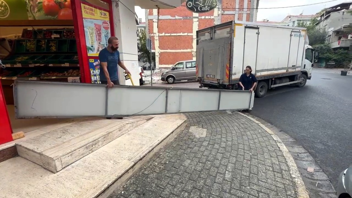 Kamyon Tabelaya Çarptı, Adam Yaralandı