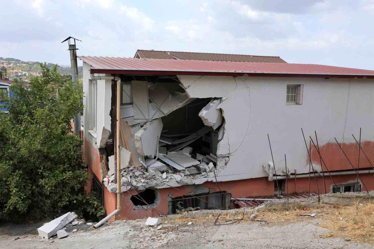 Freni Patlayan Kamyon Evde Kadını Yaraladı