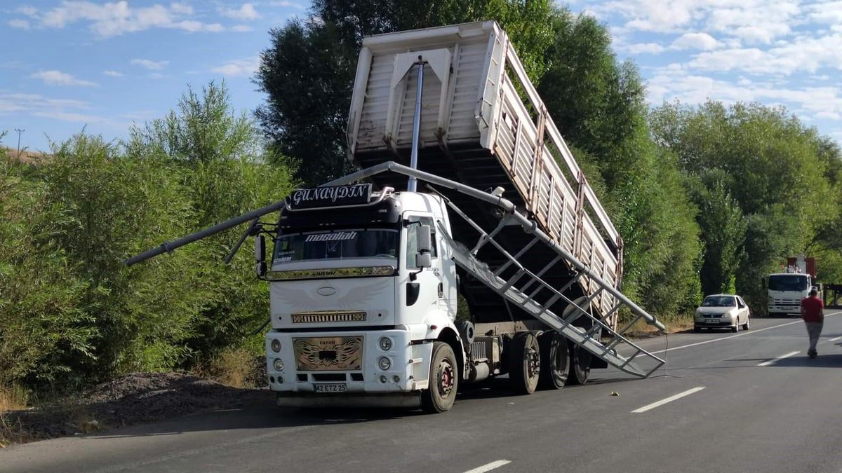 Bingöl\'de Kamyon Direği Devirdi