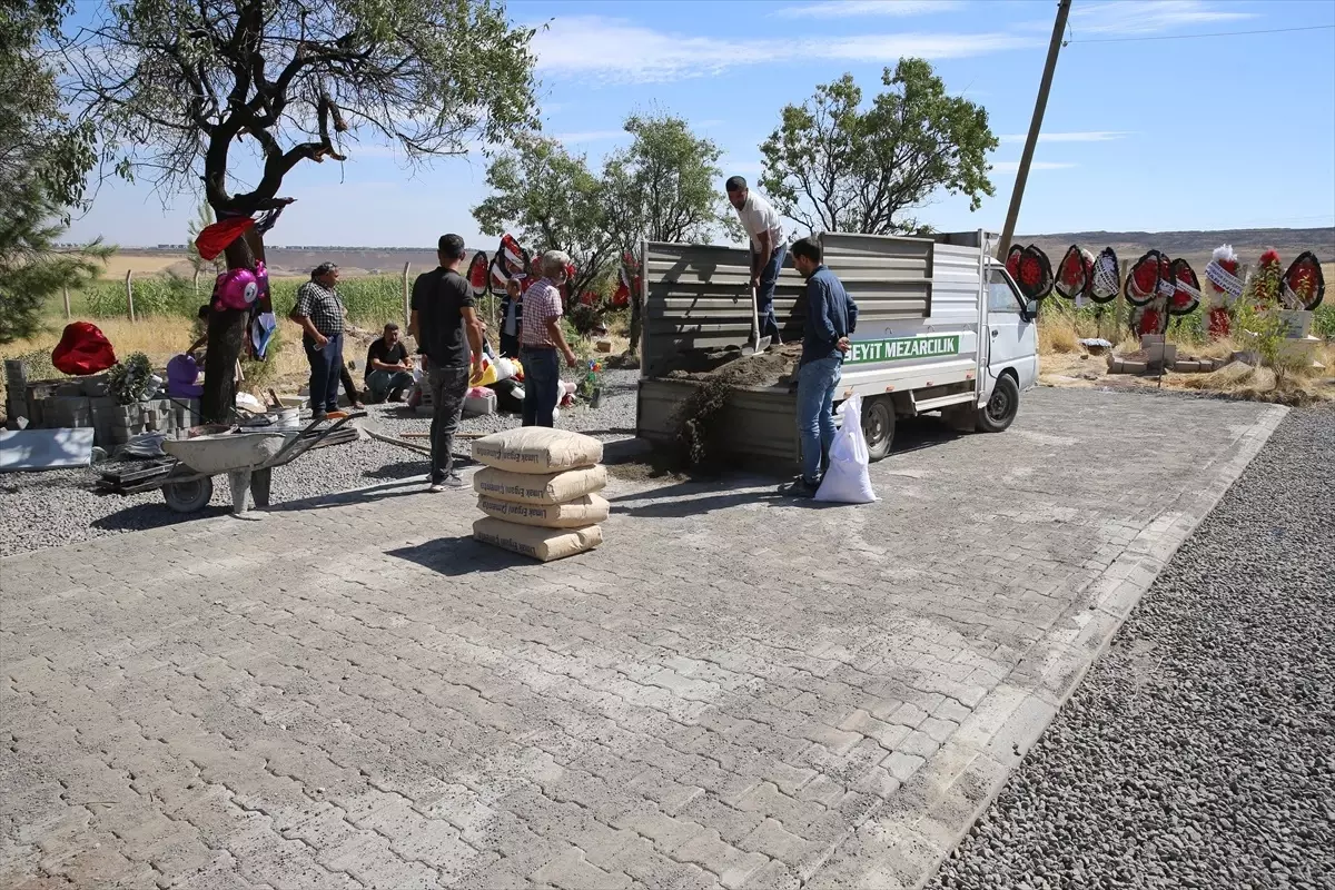 Narin Güran\'ın Mezarı Ziyaret Ediliyor