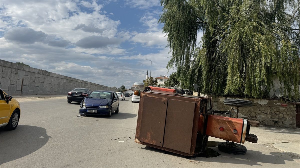 Edirne\'de Traktör ve Otomobil Çarpıştı
