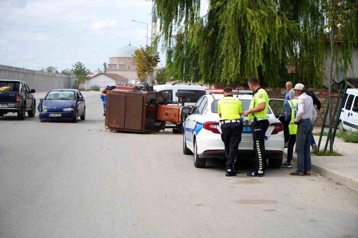 Edirne\'de Traktör ile Otomobil Çarpıştı