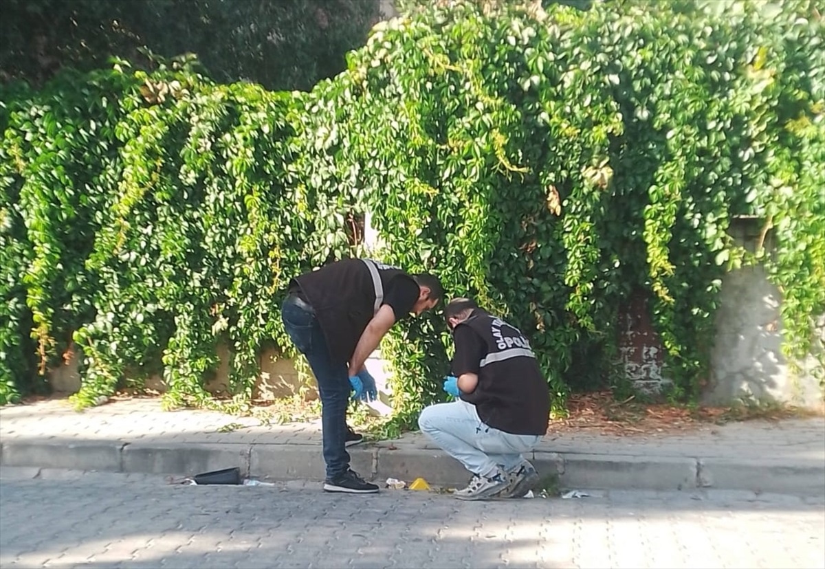 Kaldırımda Yürüyen Kadına Kamyonet Çarptı