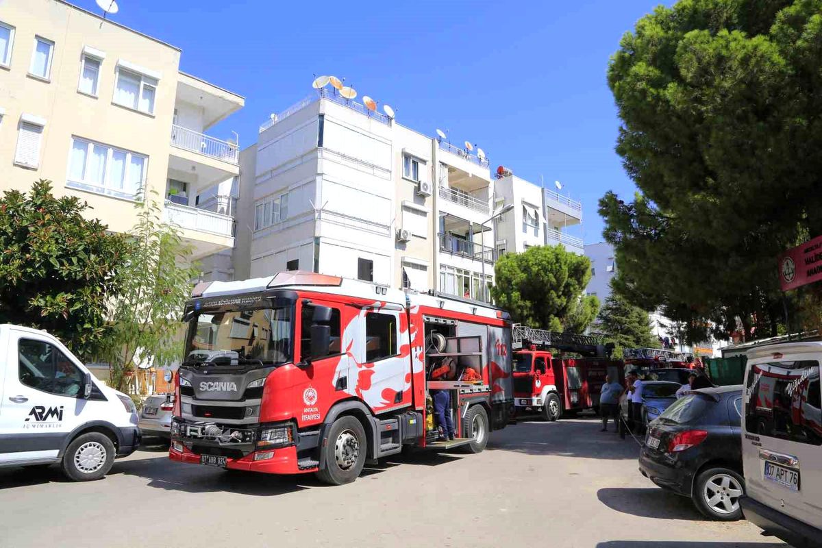 Antalya\'da Klima Yangını Paniğe Neden Oldu