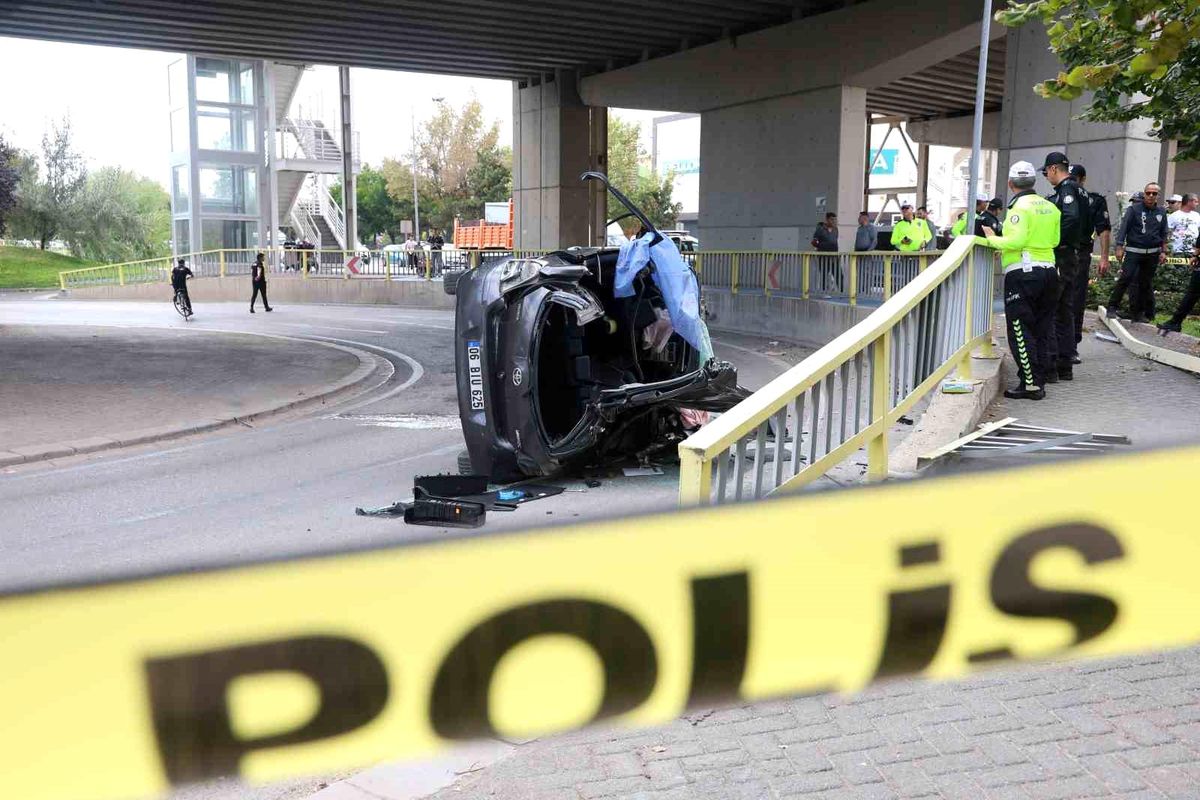 Konya\'da Üst Geçitten Düşen Araçta Sürücü Hayatını Kaybetti