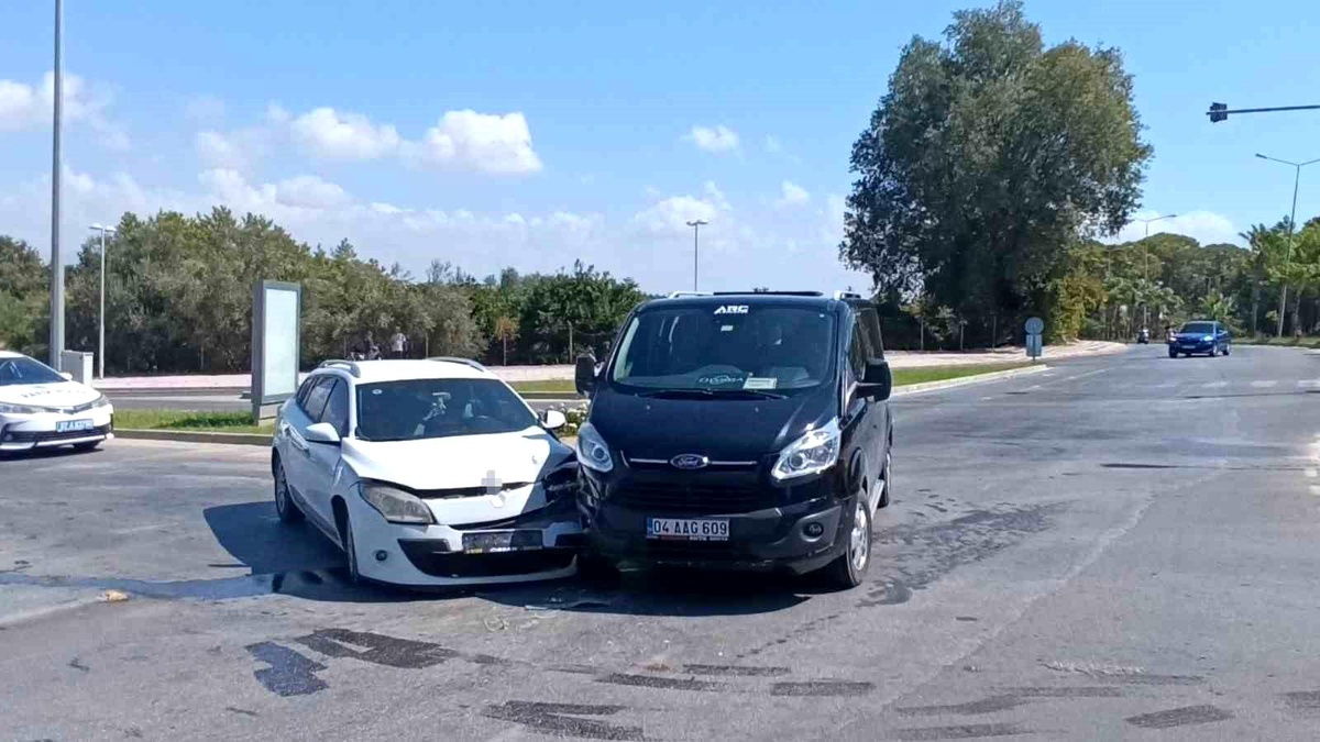 Manavgat\'ta Minibüs ve Otomobil Çarpıştı