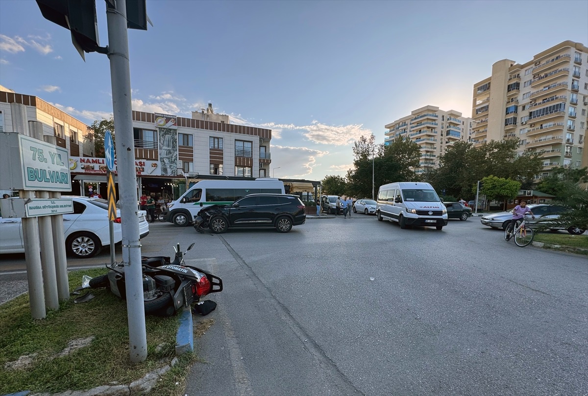 Manisa\'da Motosiklet-Cip Çarpıştı