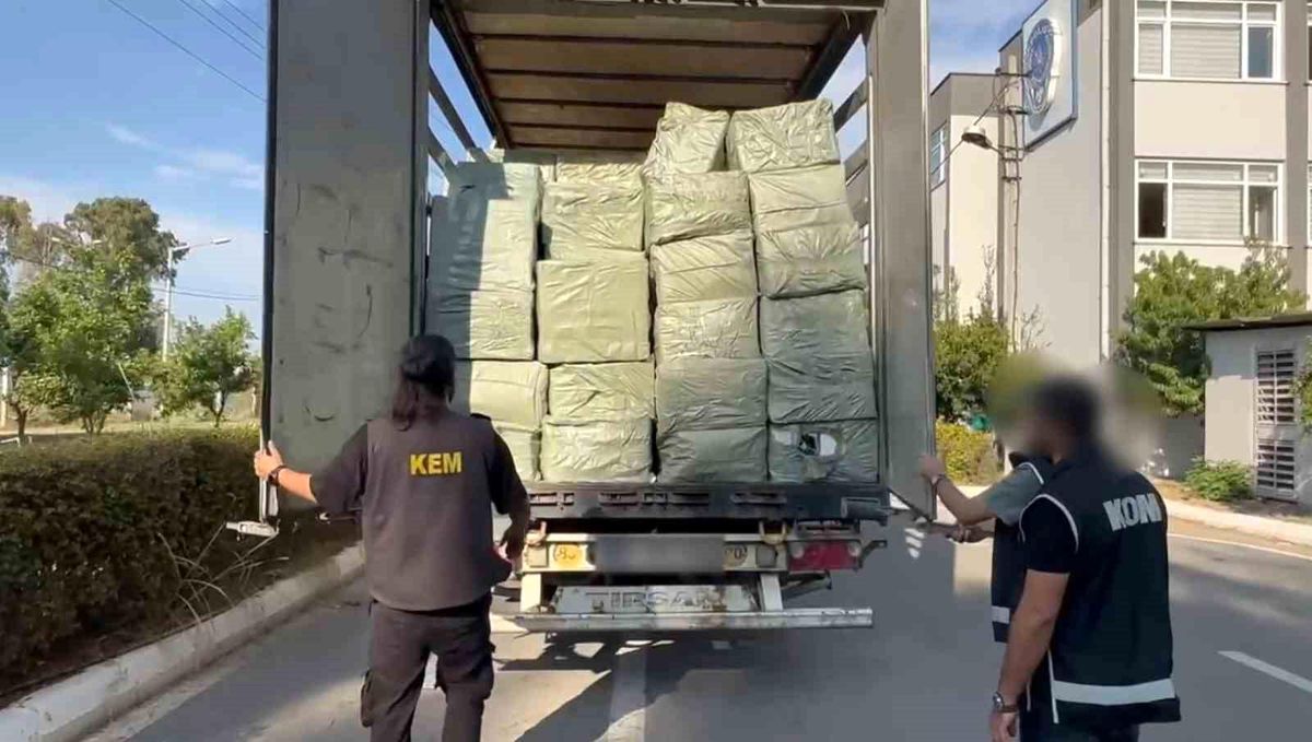 Mersin\'de 65 Milyon TL\'lik Kaçak Sigara Kağıdı Ele Geçirildi