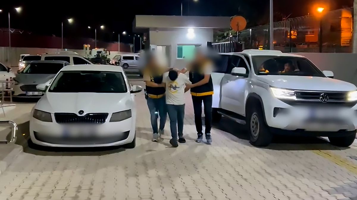 Adana\'da Minibüste 40 Ruhsatsız Tabanca Ele Geçirildi