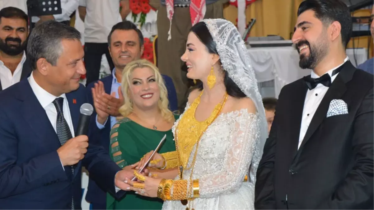 Özgür Özel\'in nikah şahidi olduğu düğünde geline takılan altınlar dikkat çekti