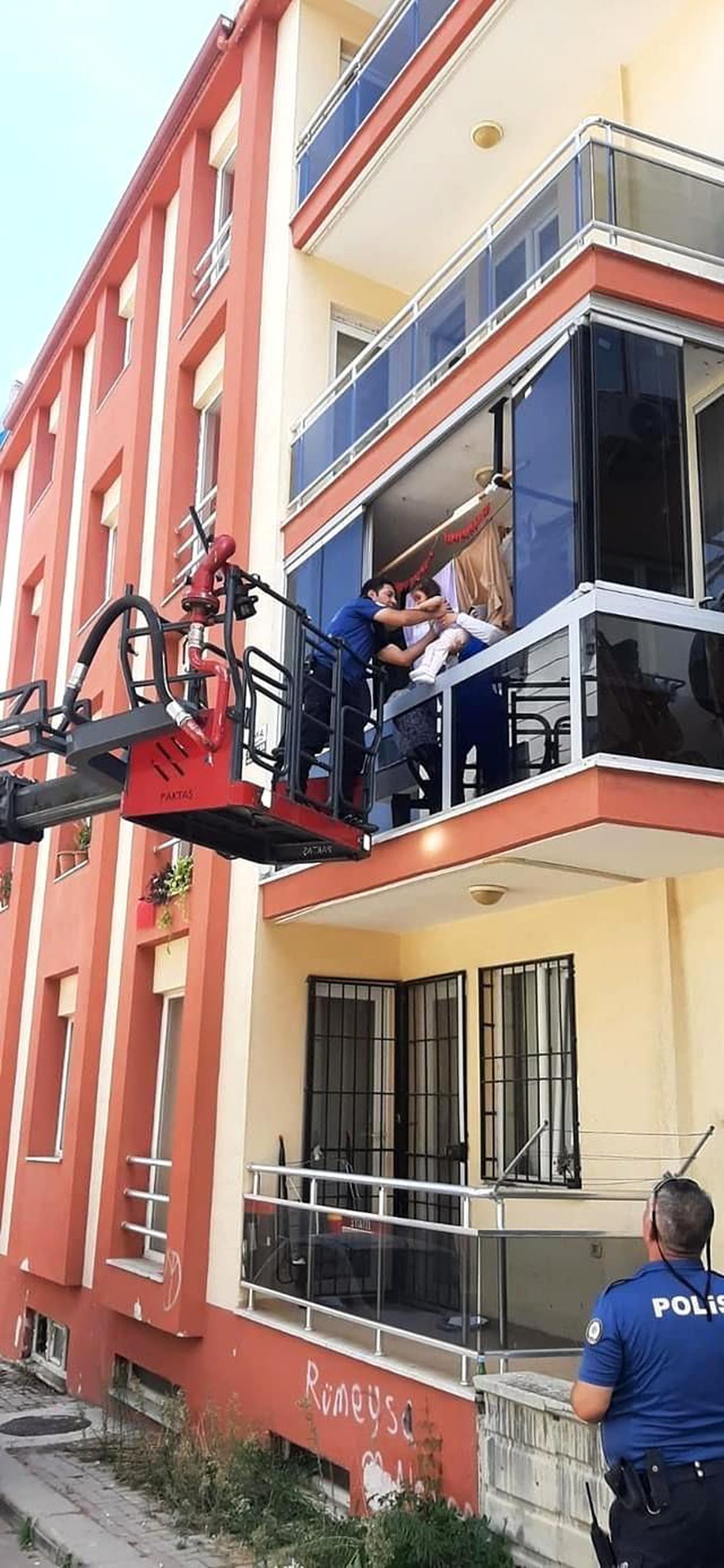 Denizli\'de Yangın Paniği: Mahsur Kalan Vatandaşlar Kurtarıldı