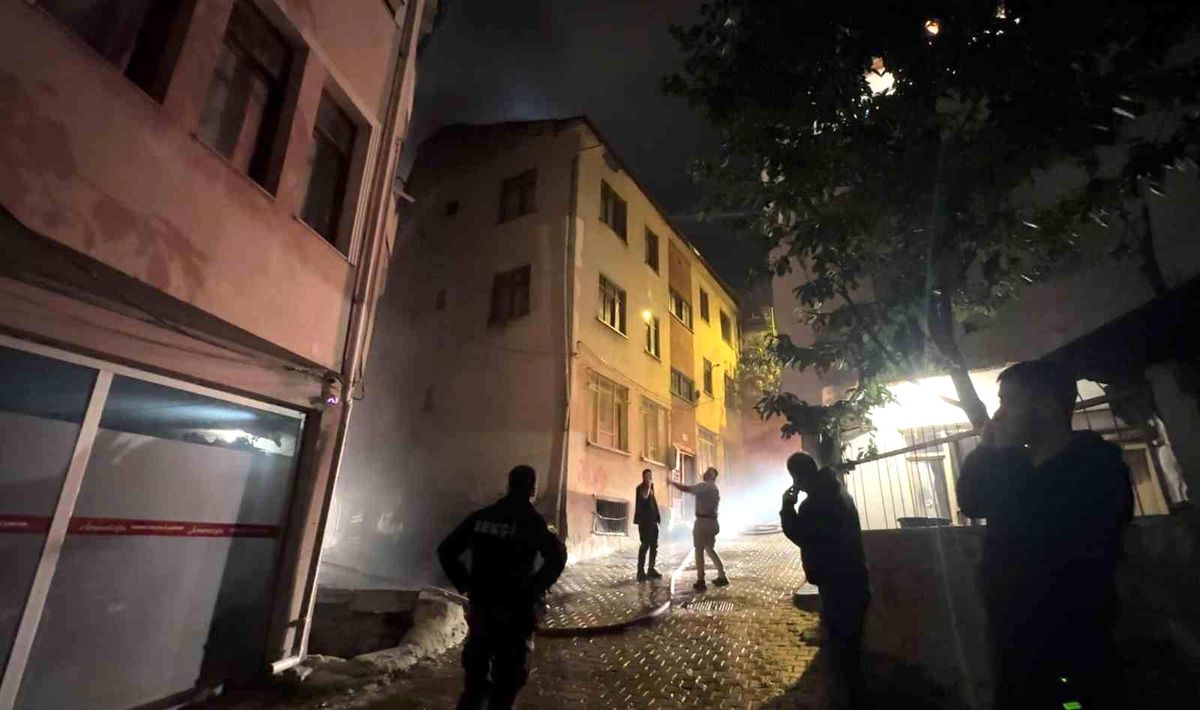 Kastamonu\'da Çatı Yangını Kontrol Altına Alındı
