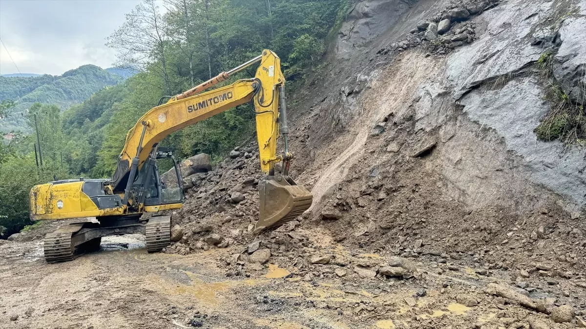 Artvin\'de 32 köy yolu tekrar ulaşıma açıldı