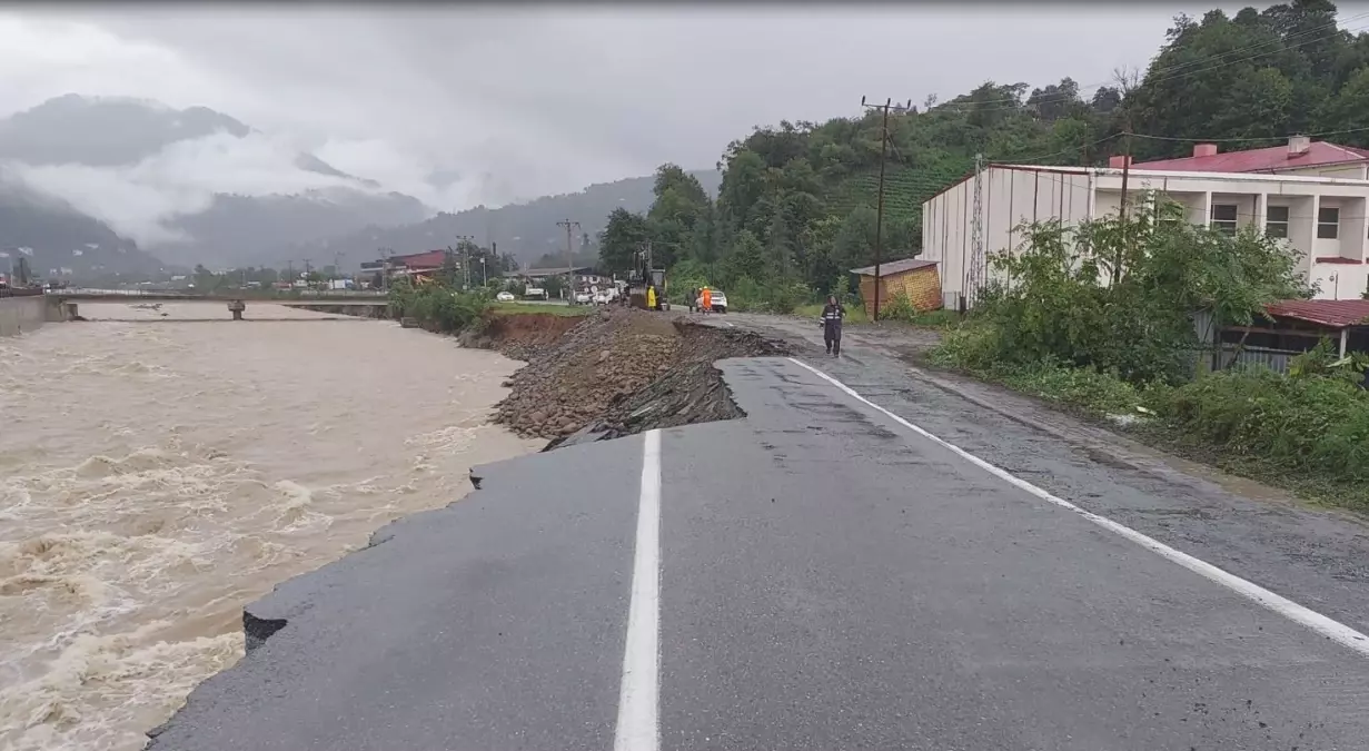 Arhavi\'de Taşkın ve Heyelan: Yol Çöktü