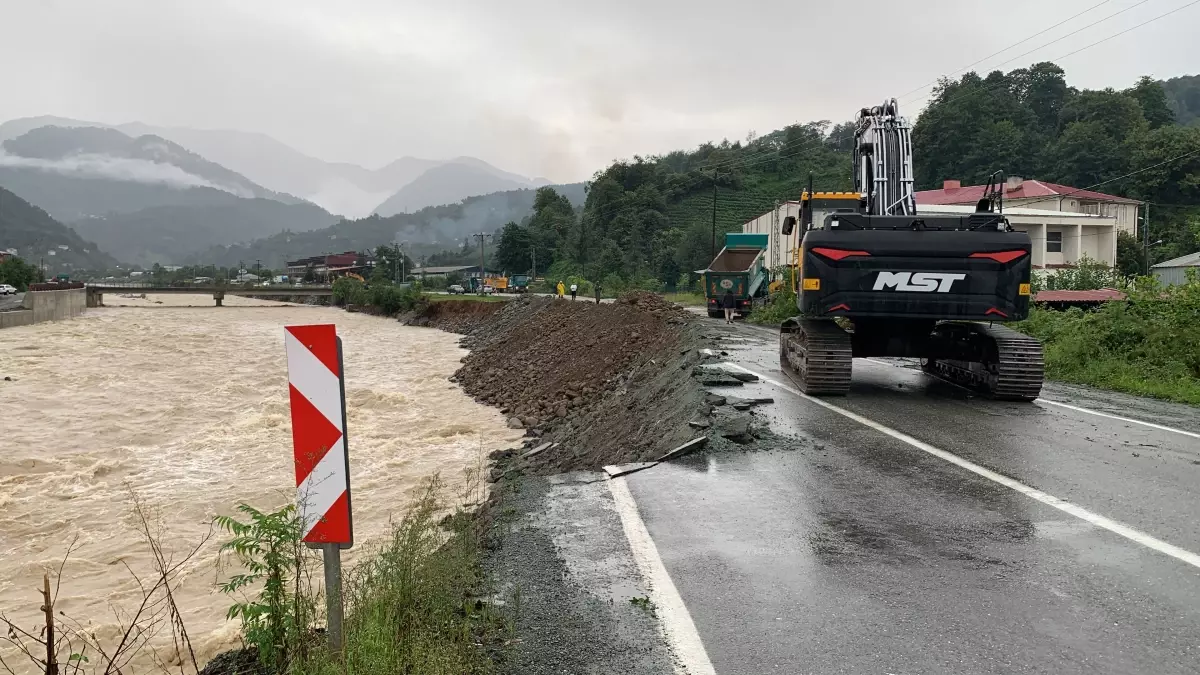 Artvin\'de Yol Çöktü