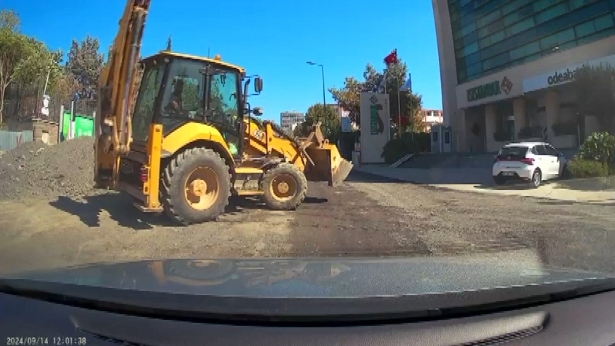 Bağcılar\'da İş Makinesi Kaza Yaptı