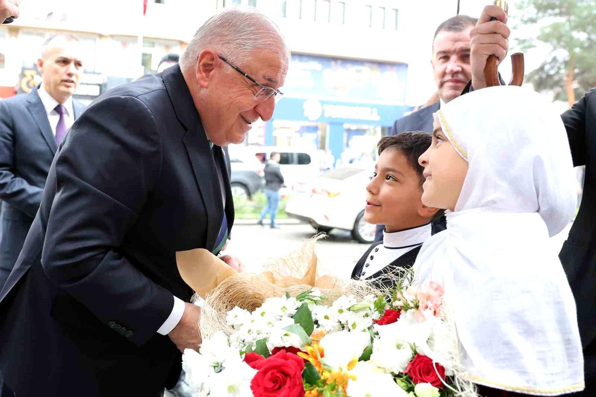 Milli Savunma Bakanı Yaşar Güler Bayburt\'ta