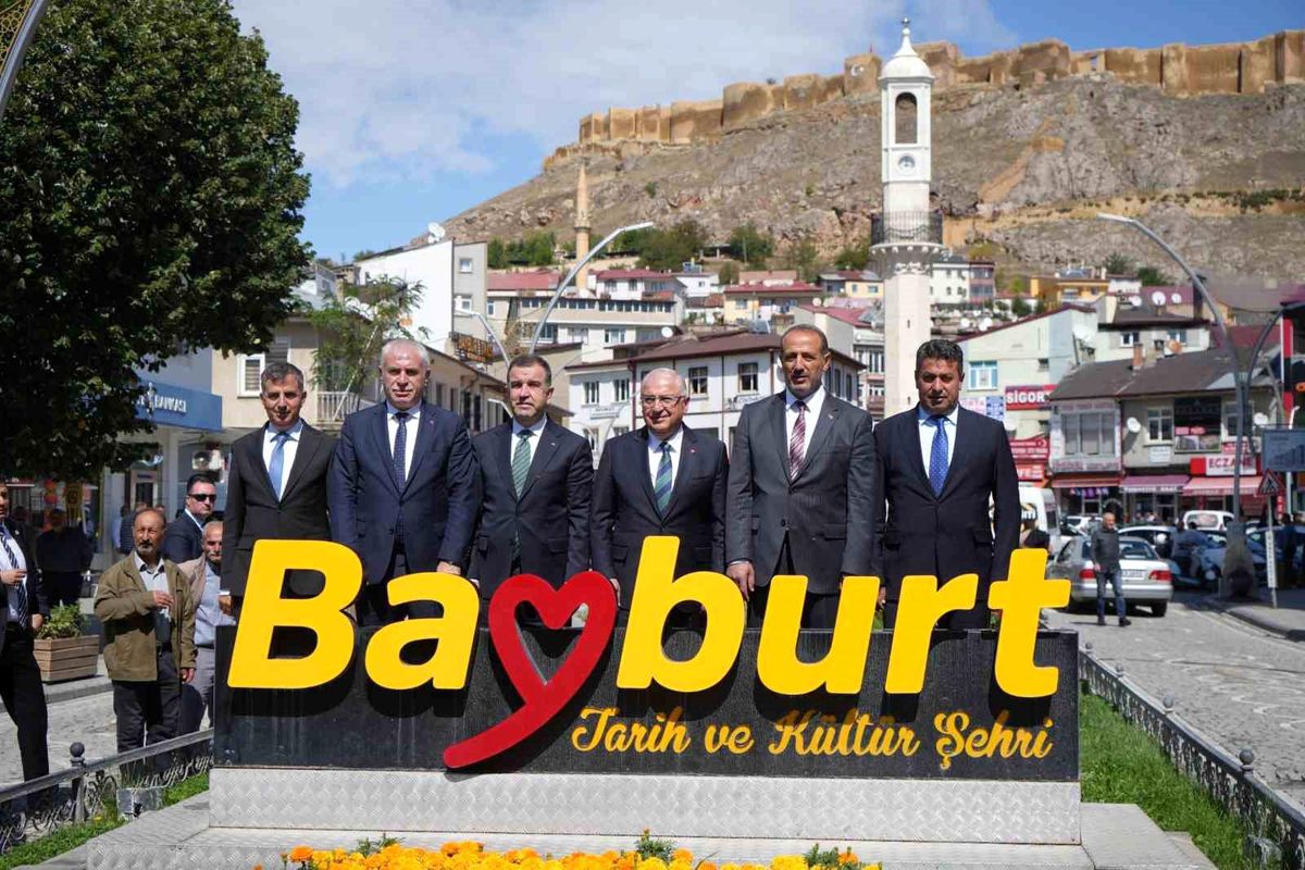 Milli Savunma Bakanı Güler, Bayburt\'ta Esnafı Ziyaret Etti