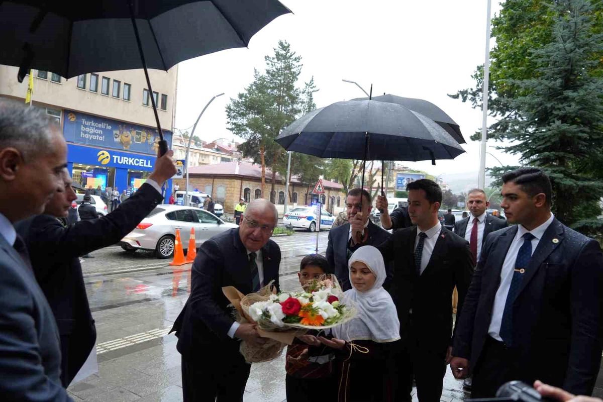 Milli Savunma Bakanı Yaşar Güler Bayburt\'ta