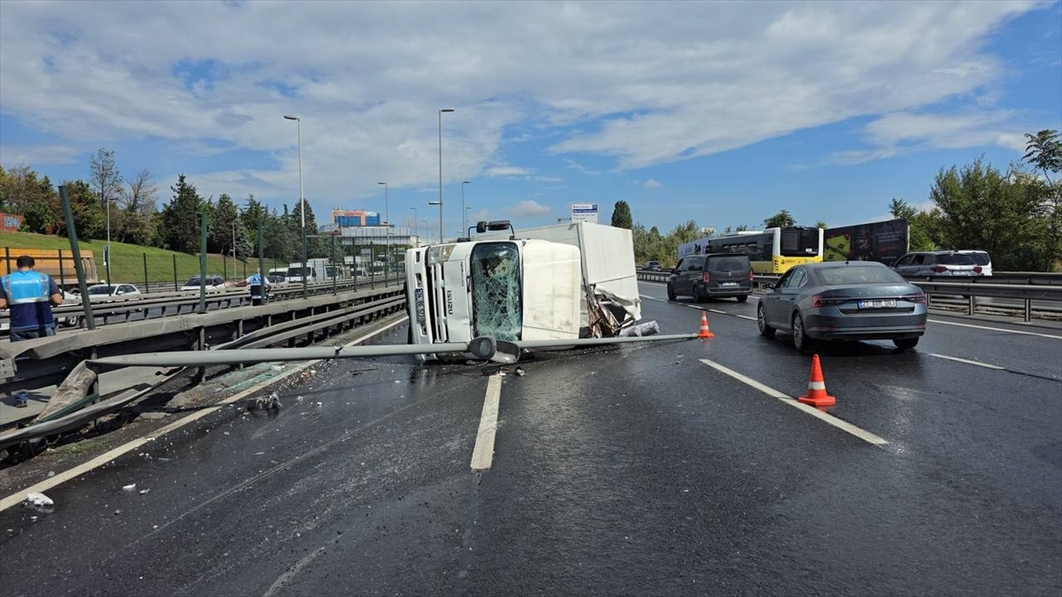 Bakırköy\'de Kamyonet Kazası: Trafik Kilitlendi
