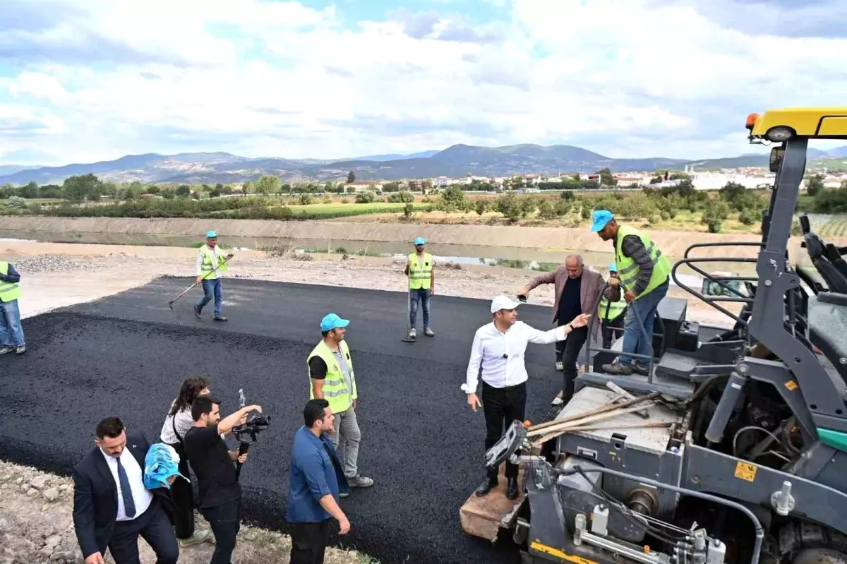 Balıkesir\'de Sıcak Asfalt Çalışmaları Devam Ediyor