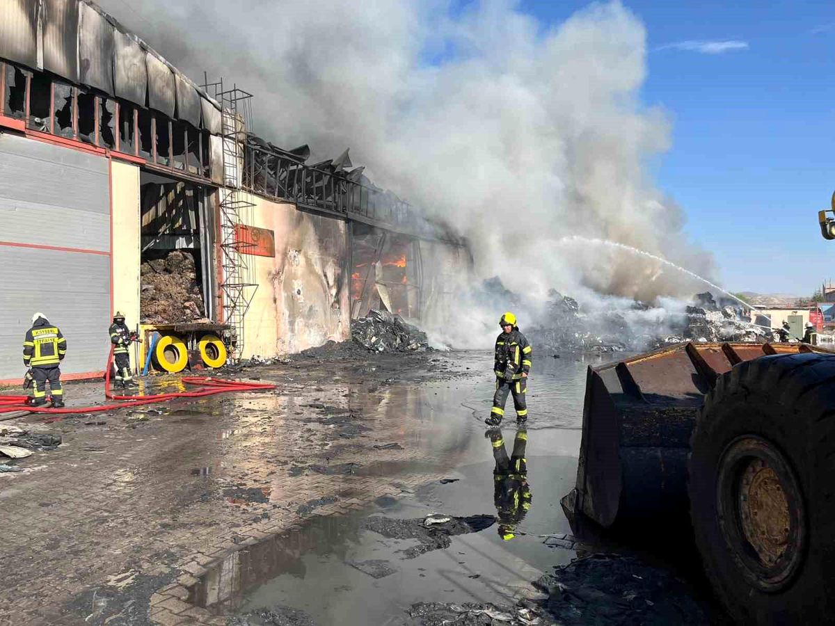 Kayseri OSB\'de Fabrikada Yangın: Başkan Büyükkılıç\'tan Geçmiş Olsun Ziyareti