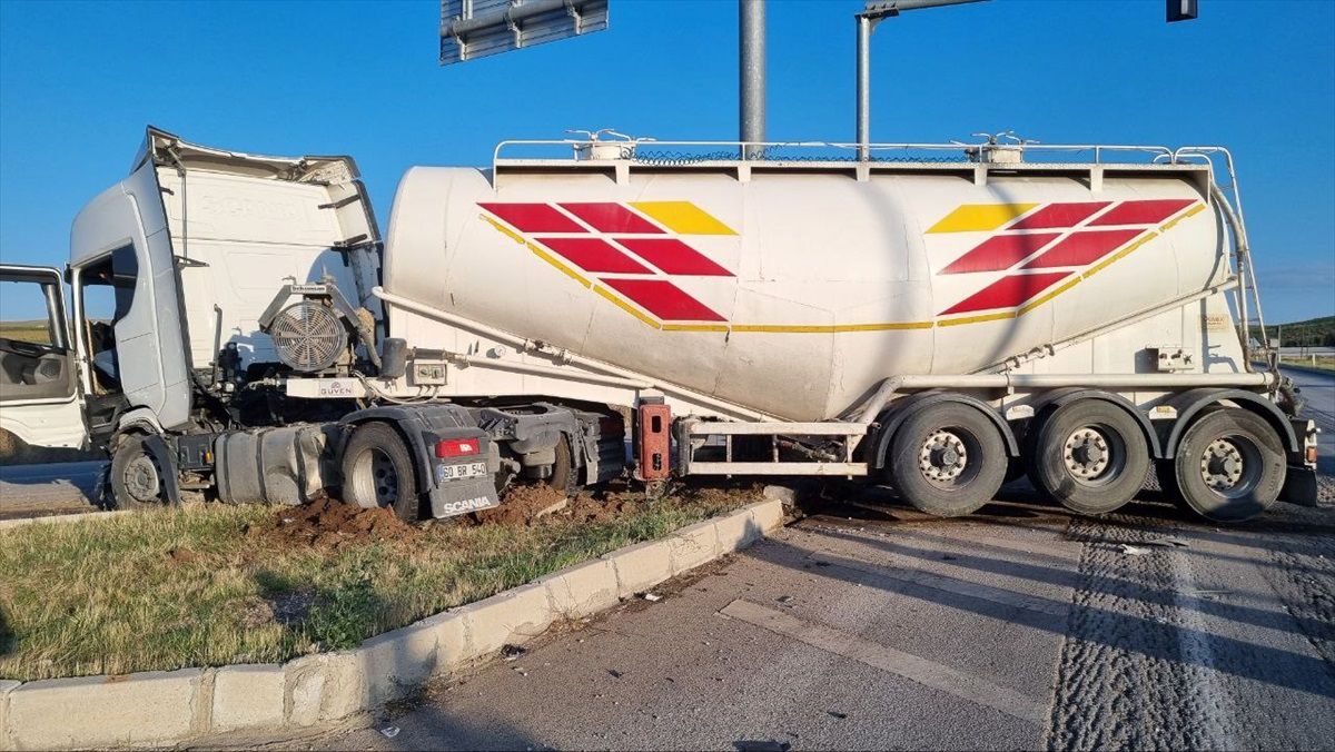 Çorum\'da Tır ve Hafif Ticari Araç Çarpıştı