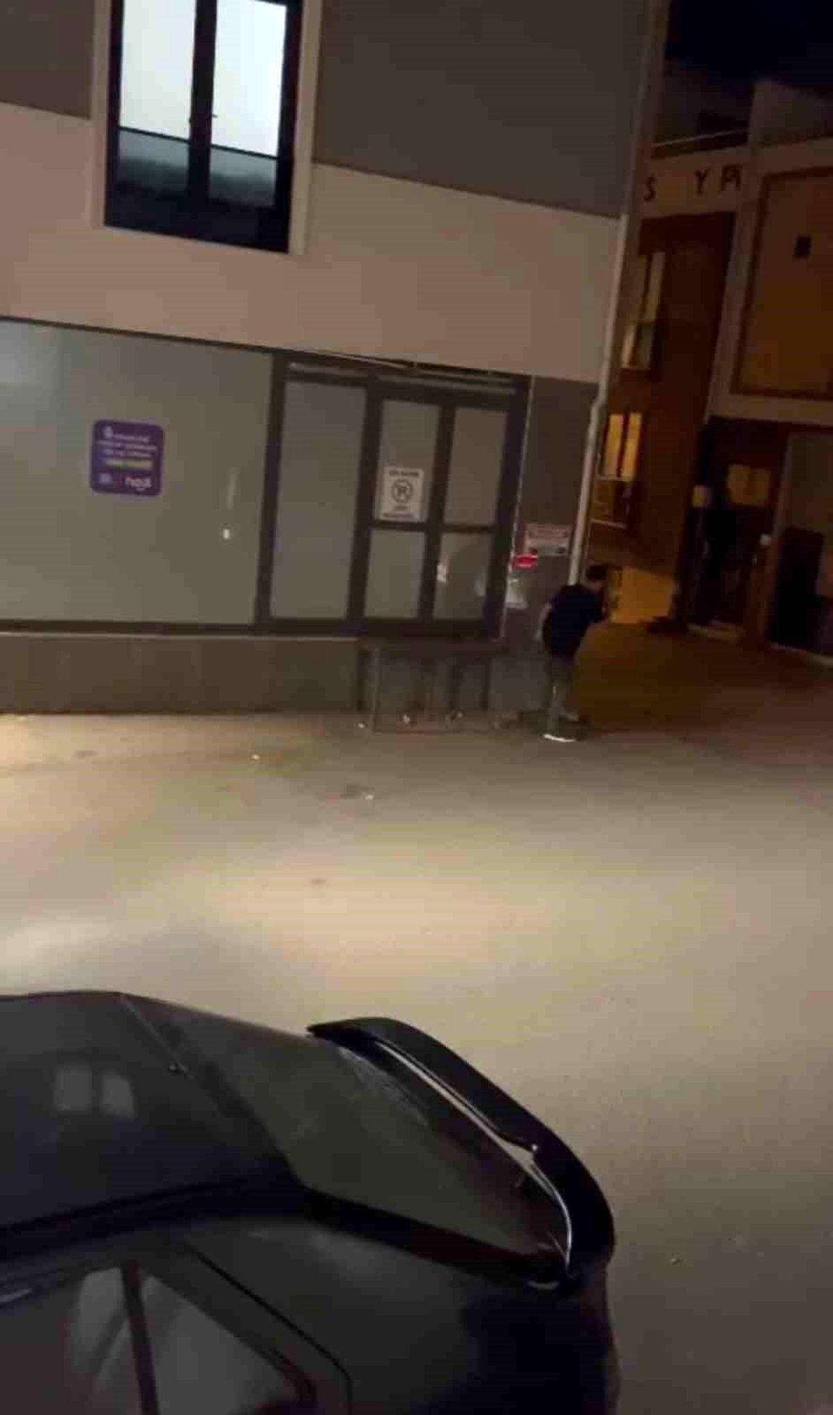 Bursa\'da Alkollü Şahıs Duvara Tekme Attı