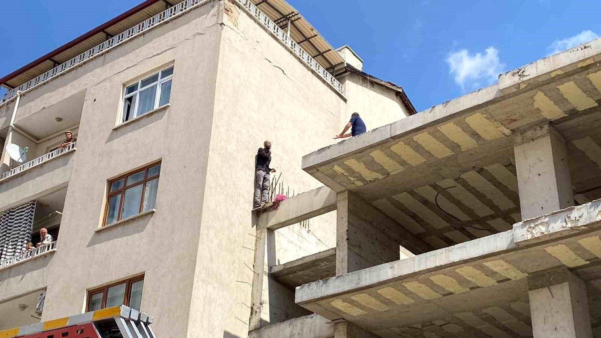 Elazığ\'da Alkol Türlü Apartman Merdivenini Çıkan Şahıs İkna Edildi