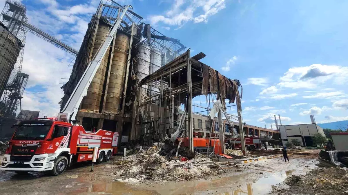 Hendek\'teki Fabrikada Patlama: Düzce İtfaiyesi Müdahale Ediyor