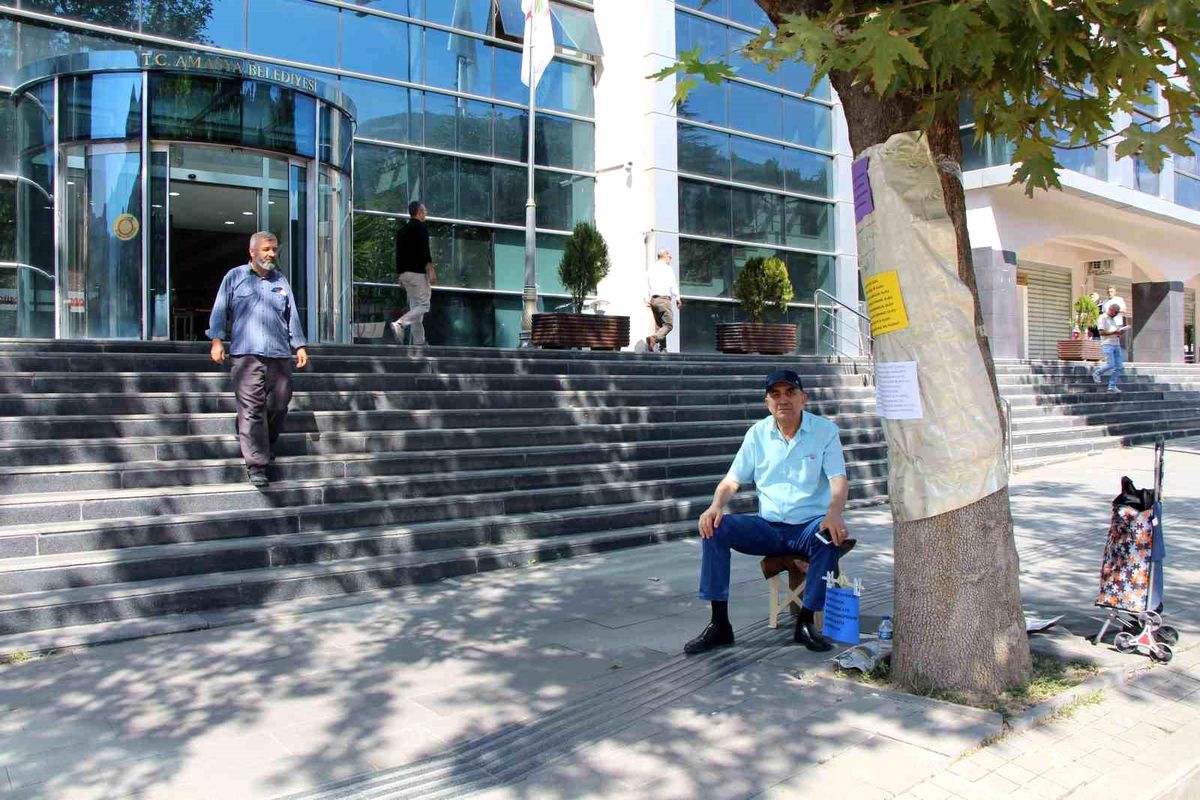 Emekli Astsubay Amasya\'da Ev Yapmak İçin Belediyesi Önünde Eylemde