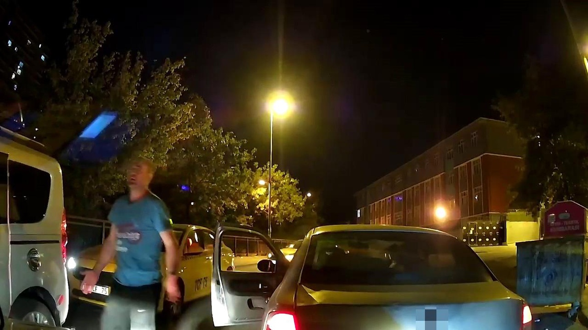 Esenyurt\'ta Taksici ile Sürücü Kavgası