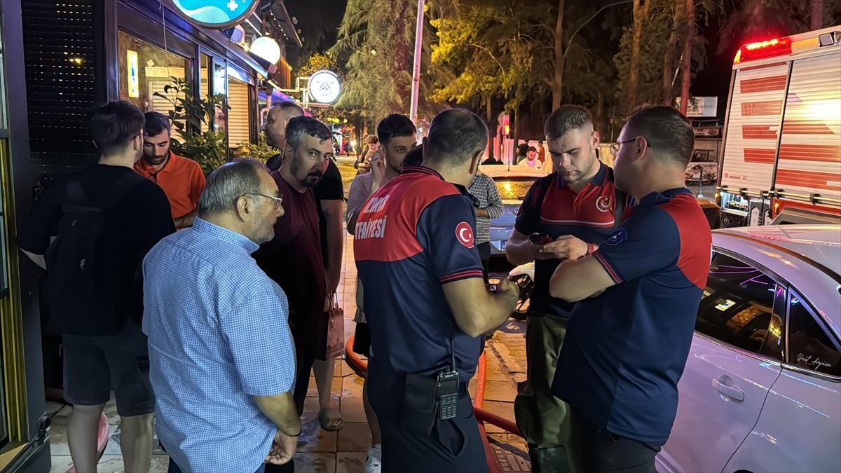 İzmir\'de Çatı Yangınında 100 Güvercin Telef Oldu