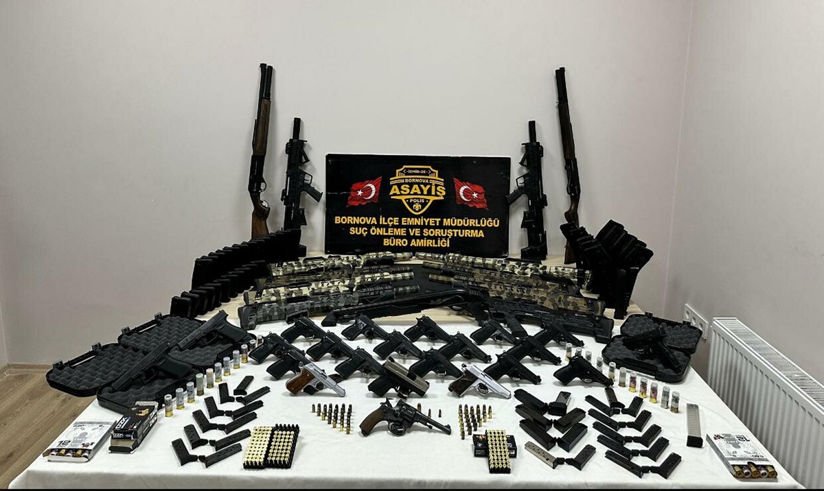 İzmir\'de Silah Kaçakçılarına Operasyon