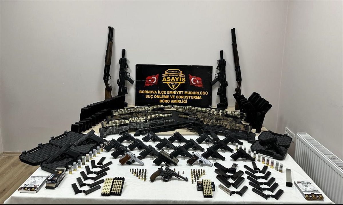 İzmir\'de Silah Ticareti Operasyonu