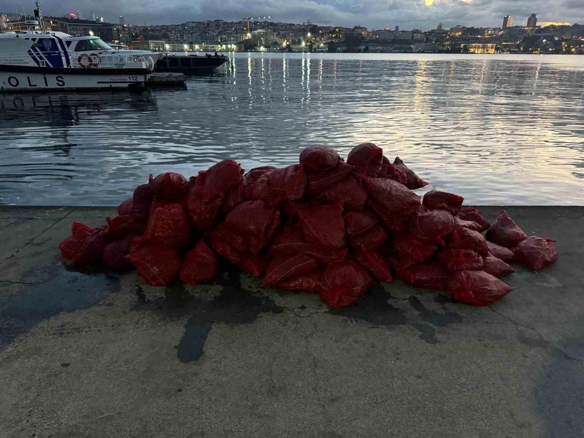 Kadıköy\'de Kaçak Midye Operasyonu