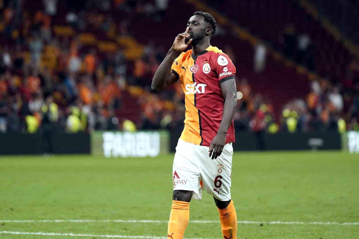 Sanchez\'den Taraftarlara Üçlü Poz