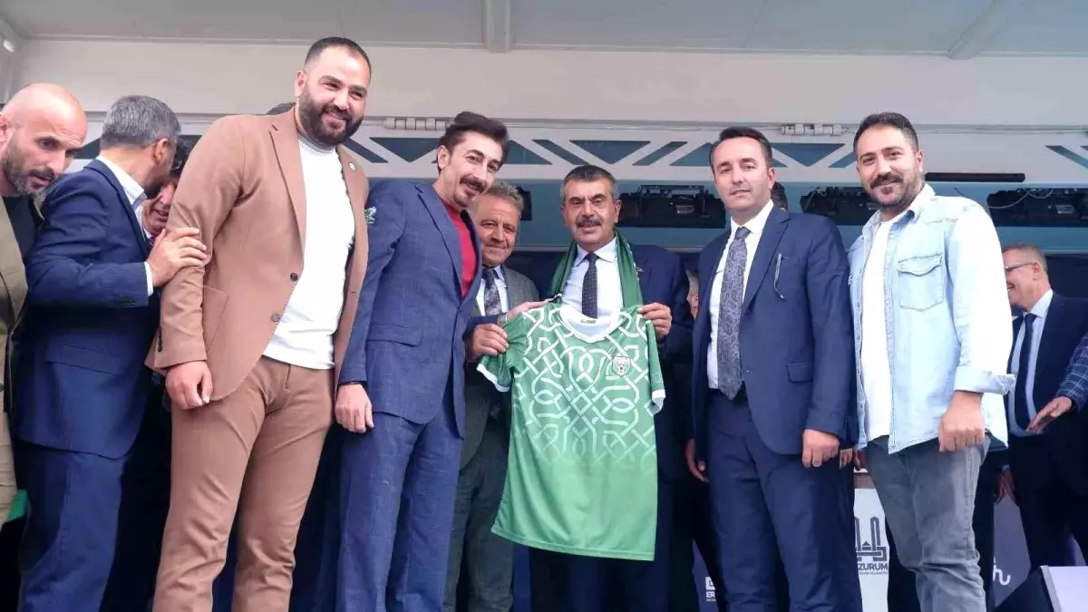 Tortumspor, Milli Eğitim Bakanı\'na Forma Hediye Etti