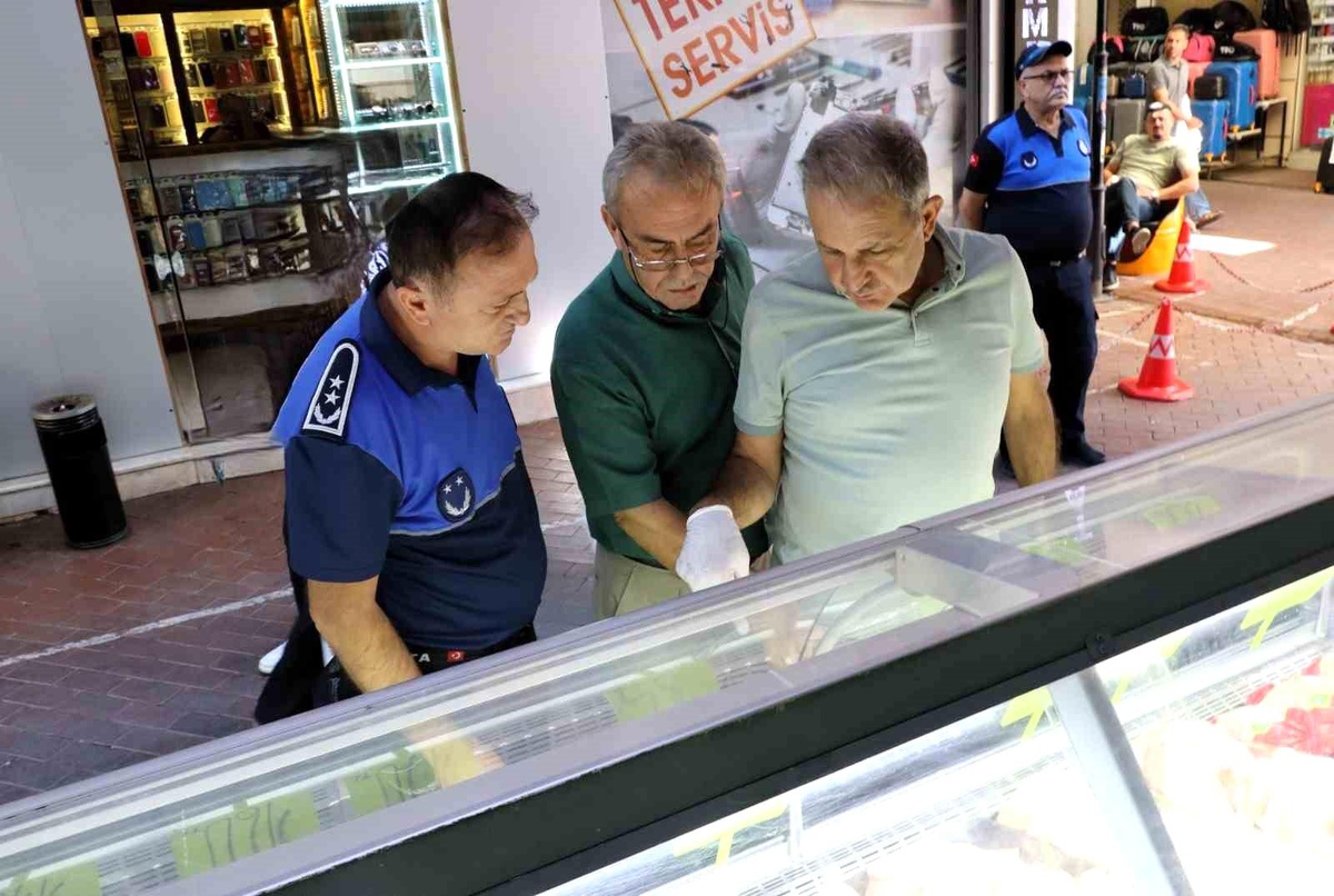 Nazilli\'de Zabıta Ekipleri Gıda Güvenliği Denetimlerine Devam Ediyor