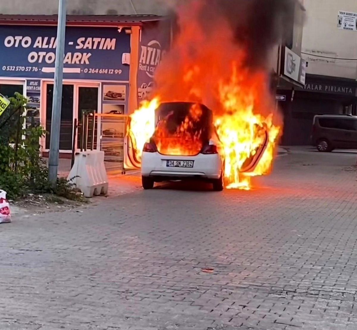 Hendek\'te Park Halindeki Araç Alev Aldı