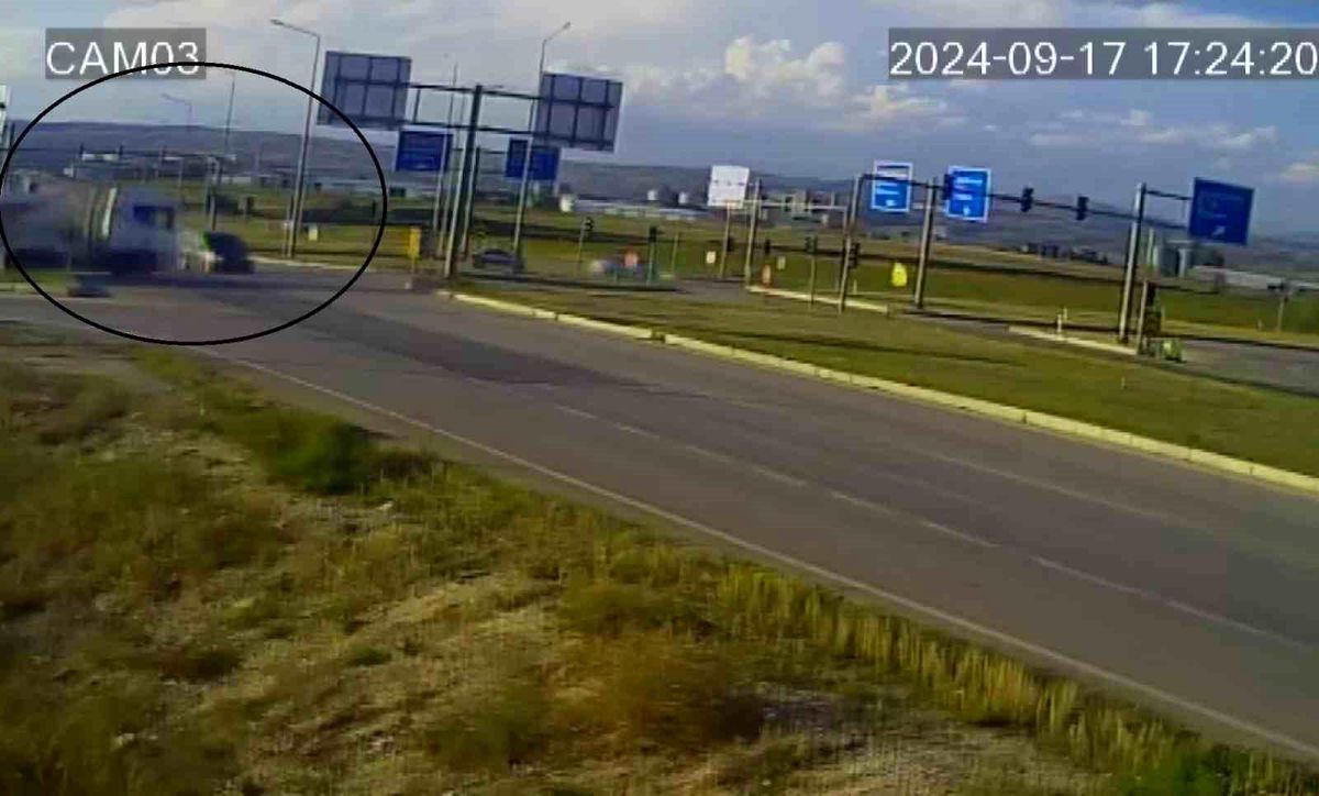Çorum\'da Tır ile Ticari Araç Çarpıştı