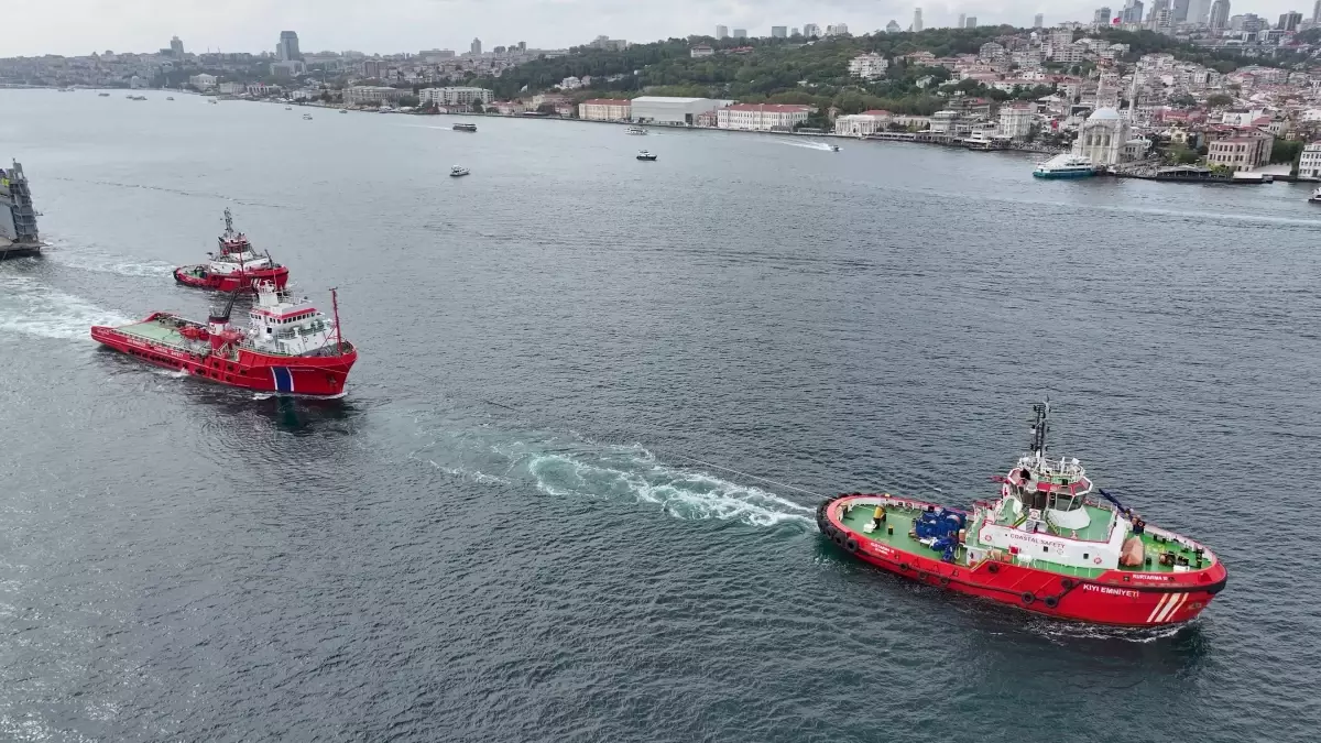 İstanbul Boğazı\'ndan 392 Metrelik Yüzer Havuz Geçti